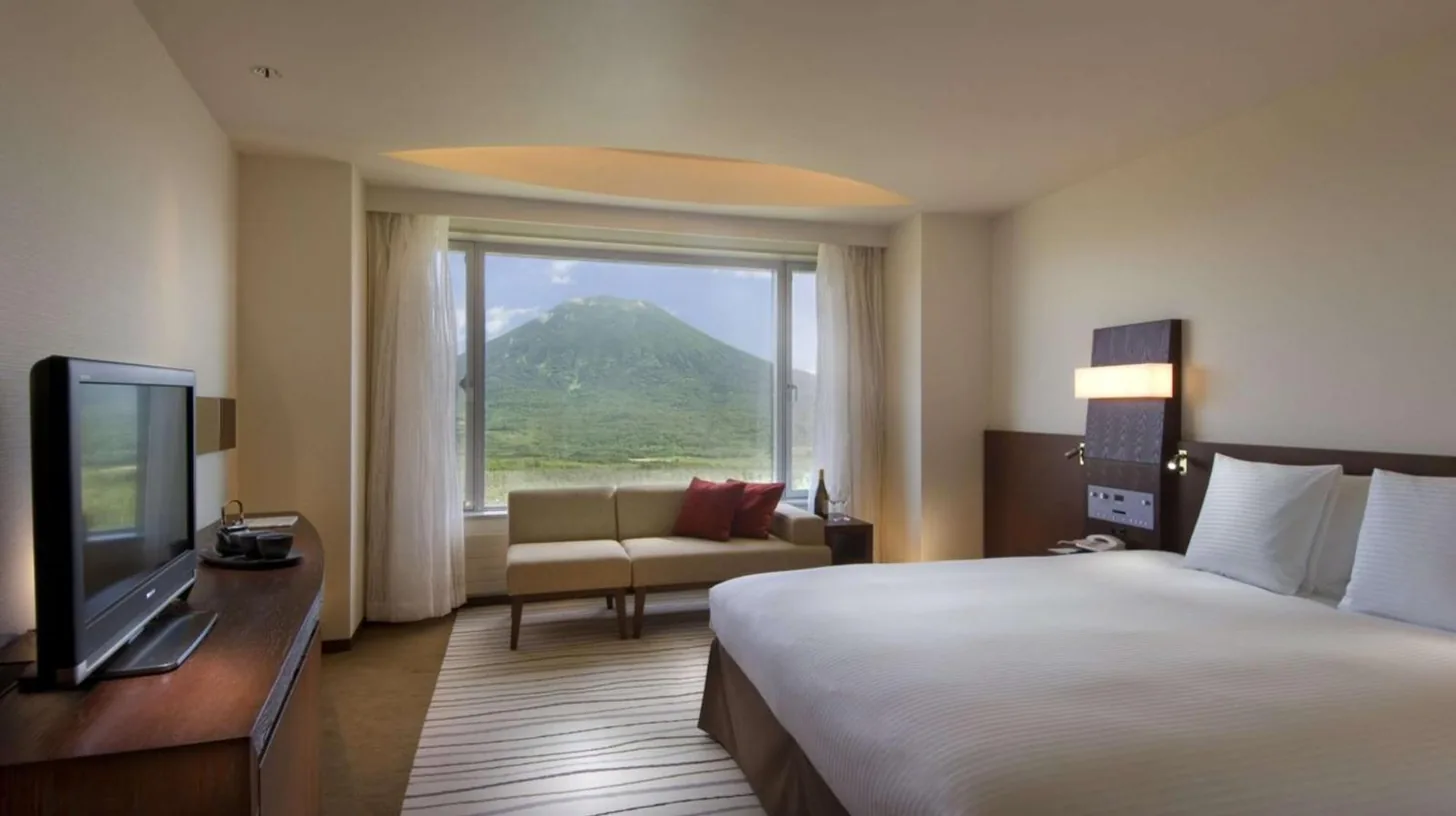 una habitaciÃ³n de hotel con una cama grande y una ventana en Hilton Niseko Village en Niseko