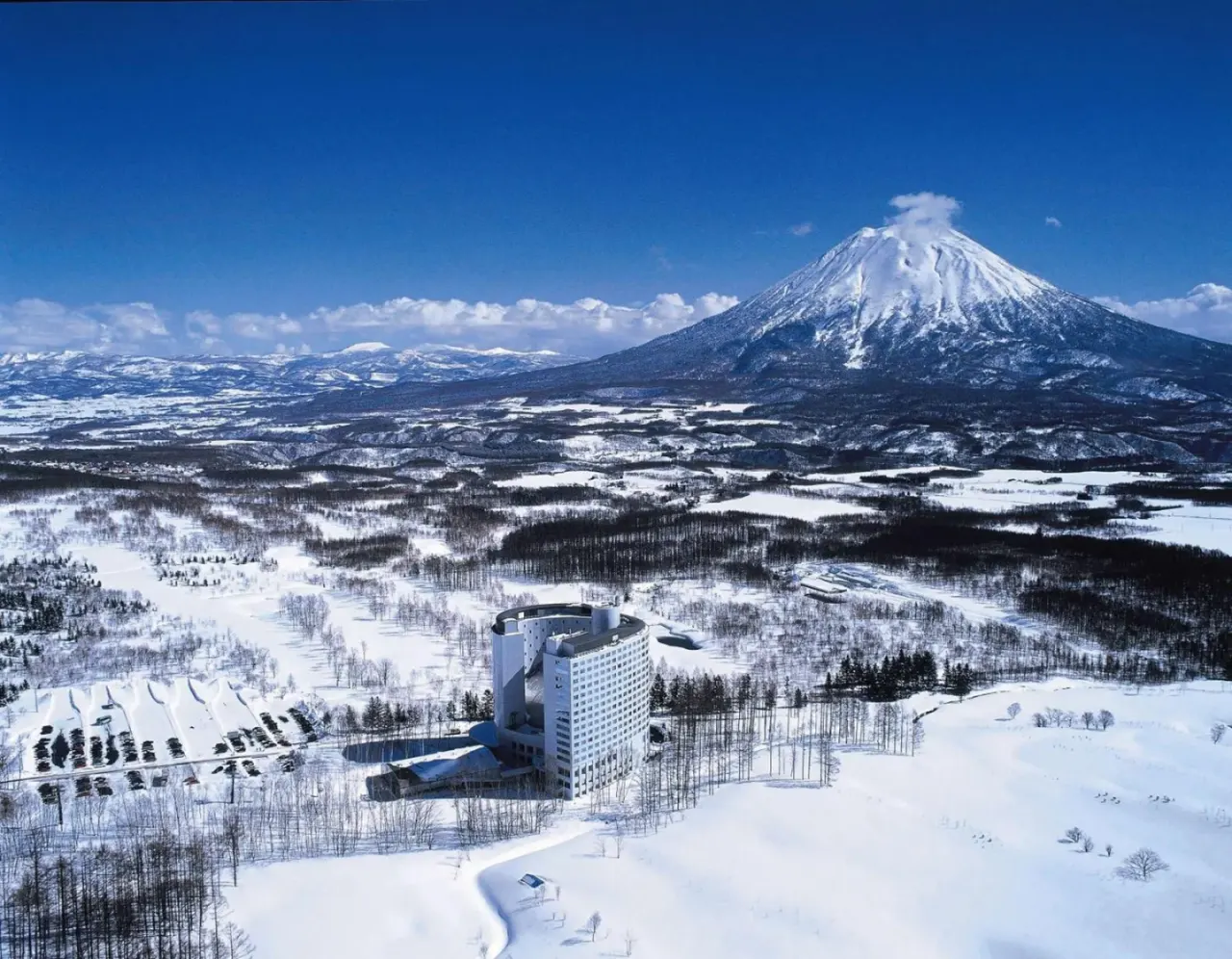 Vista aÃ©rea de Hilton Niseko Village frente al monte Yotei en Niseko, JapÃ³n