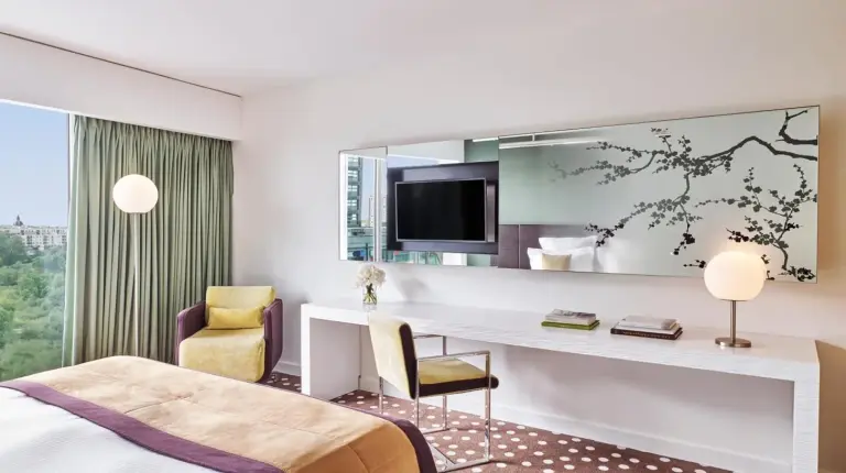 une chambre d'hôtel avec un bureau et un lit à l'Hôtel Barrière Lille à Lille