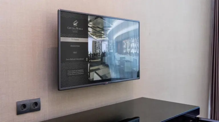 una televisiÃ³n de pantalla plana colgada en la pared en Hotel Ciputra World Surabaya managed by Swiss-Belhotel International en Surabaya