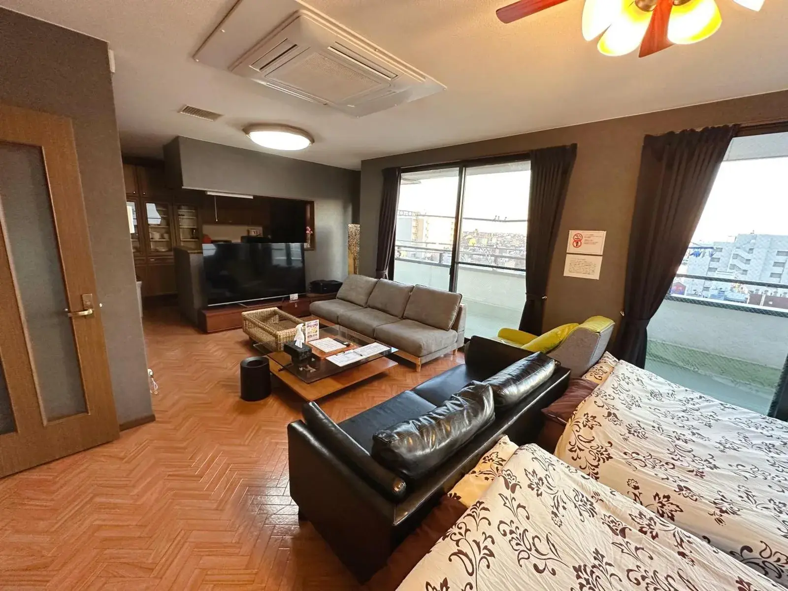Interior amplio de habitaciÃ³n del Hotel EL Utsunomiya con mobiliario moderno