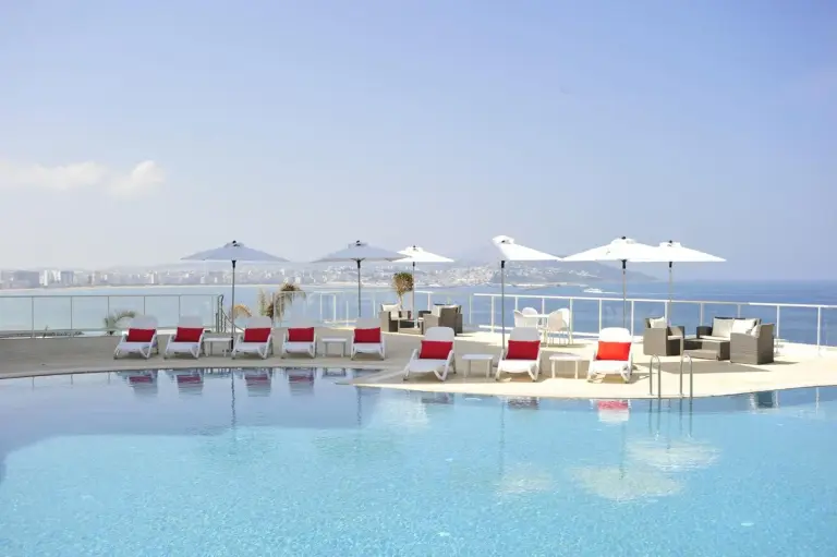 Piscina infinita en el Hotel Farah Tanger con vistas al mar