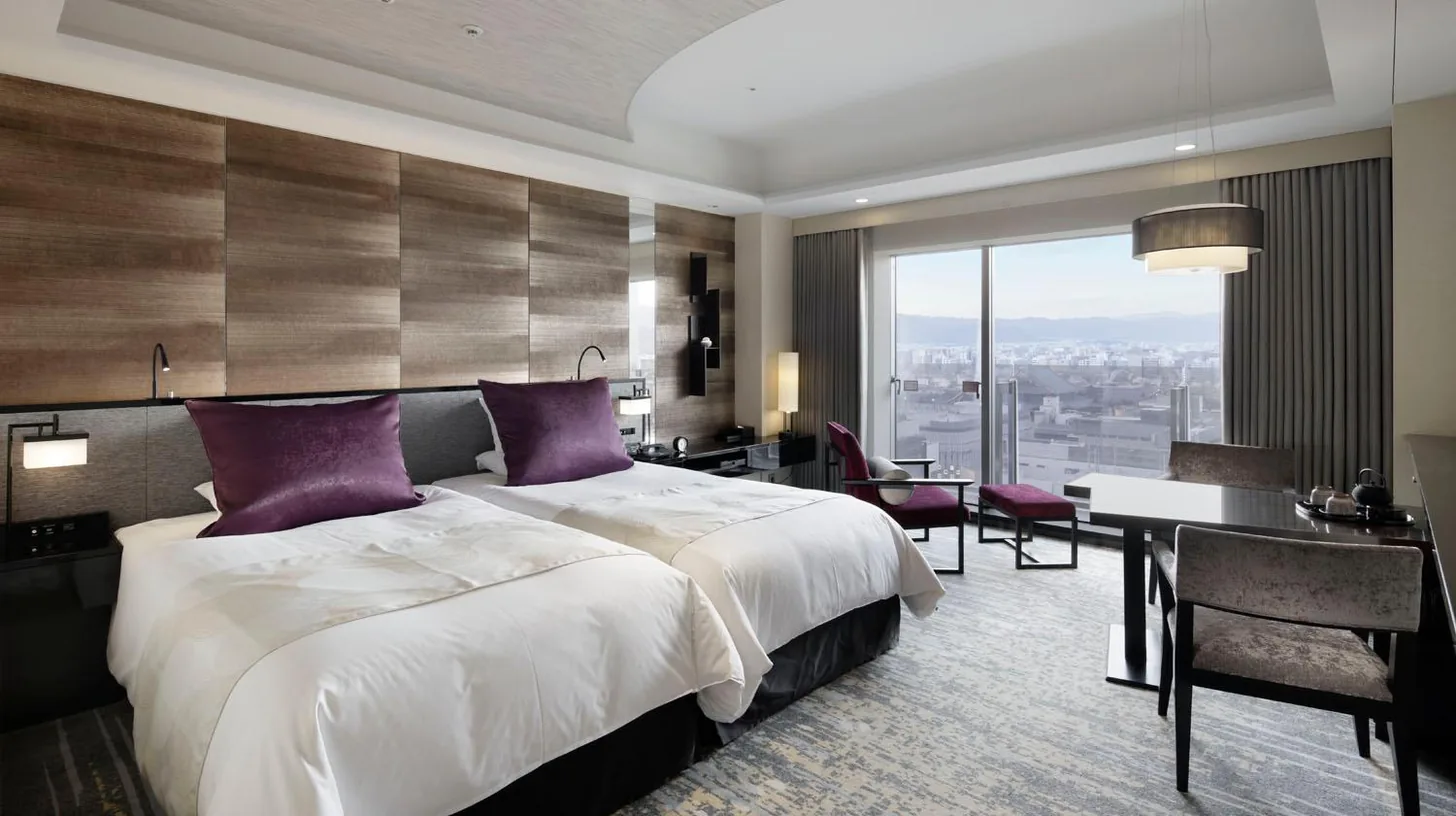 una habitaciÃ³n de hotel con una cama grande y un escritorio en Hotel Granvia Kyoto en Kioto