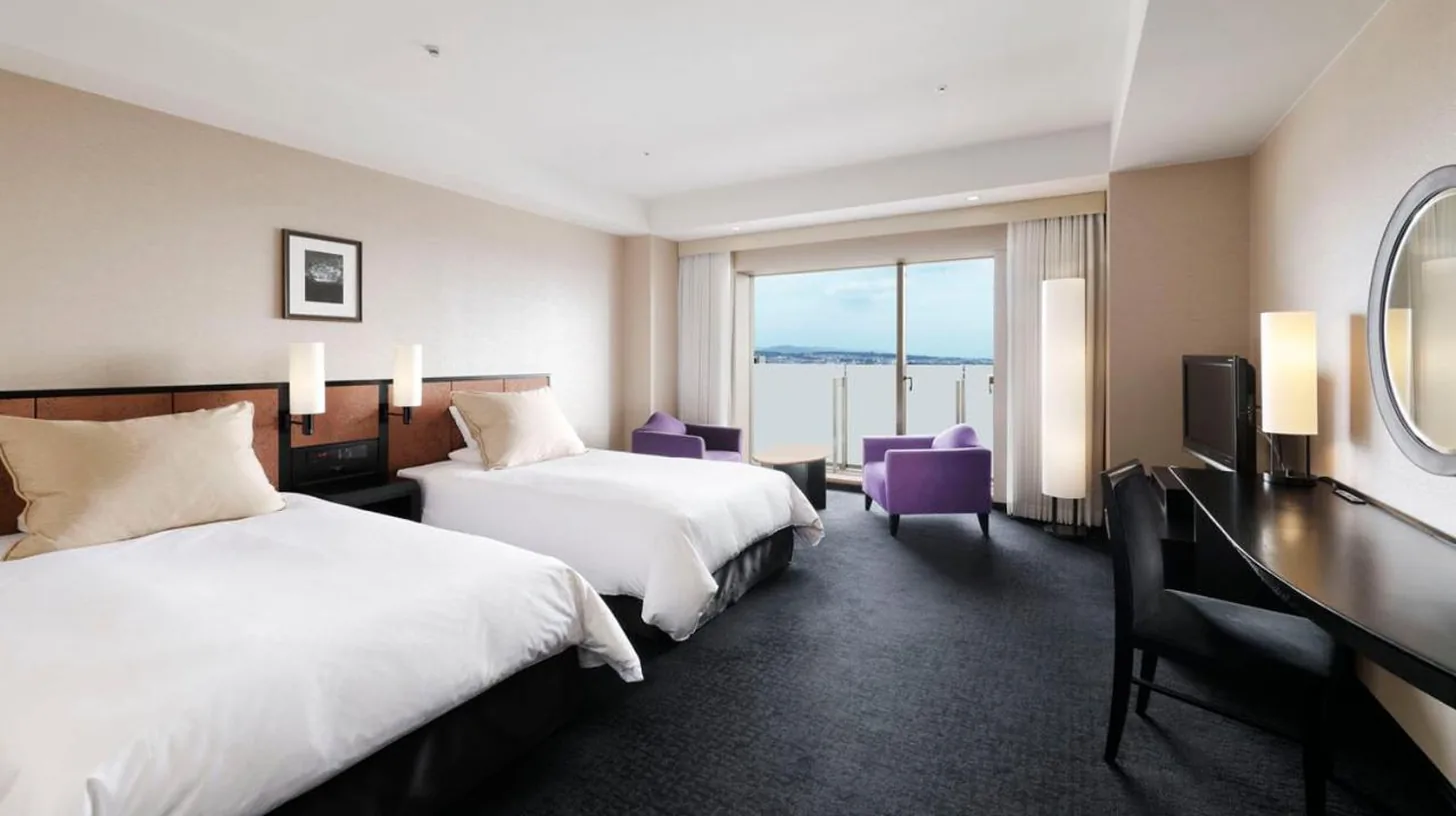una habitaciÃ³n de hotel con dos camas y un escritorio en Hotel Granvia Kyoto en Kioto