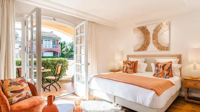 un dormitorio con cama de tamaÃ±o king y balcÃ³n en Hotel Le Domaine de L Astragale Saint Tropez en Saint-Tropez