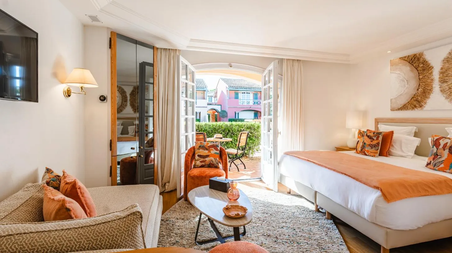 un dormitorio con cama y sala de estar en Hotel Le Domaine de L Astragale Saint Tropez en Saint-Tropez