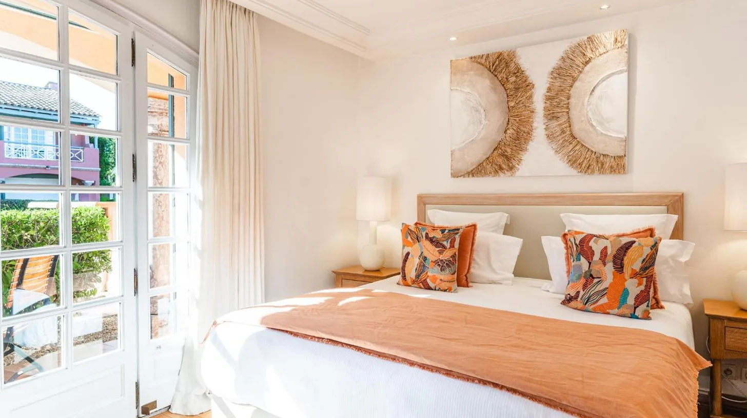 un dormitorio blanco con cama y ventana en Hotel Le Domaine de L Astragale Saint Tropez en Saint-Tropez