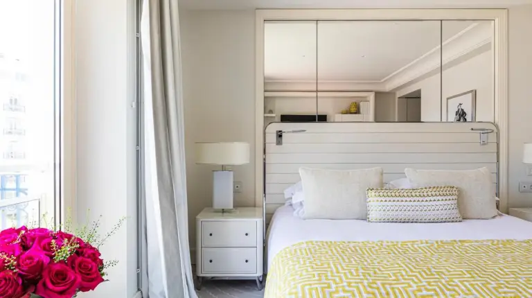 ein Schlafzimmer mit einem groÃen Bett mit zwei Lampen im HÃ´tel Martinez