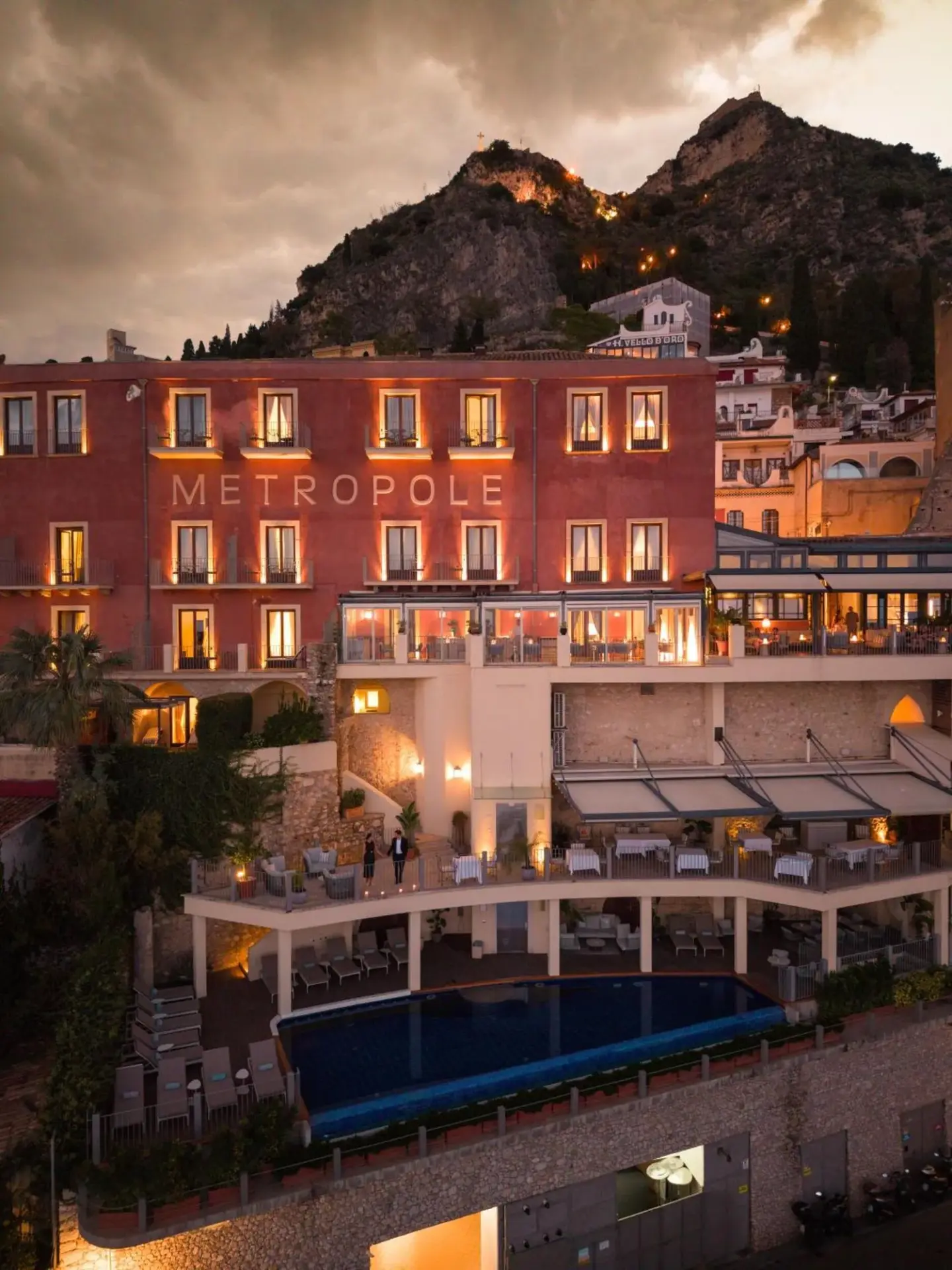 AuÃenansicht des Hotel Metropole Taormina mit beleuchteter Fassade