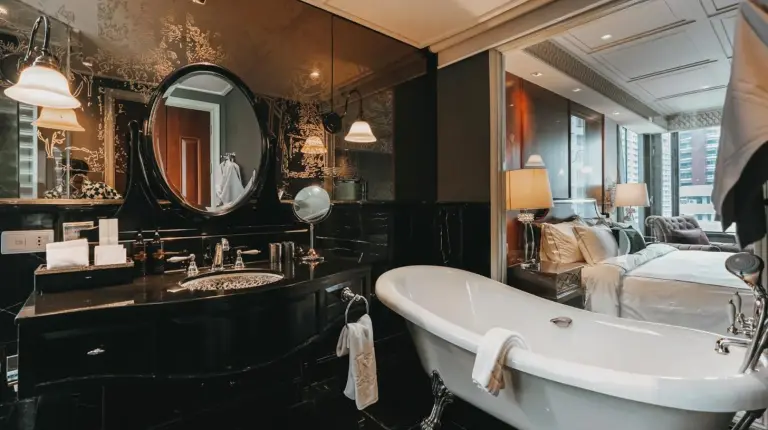 ein Hotelzimmer mit zwei Betten und einem Schreibtisch im Hotel Muse Bangkok