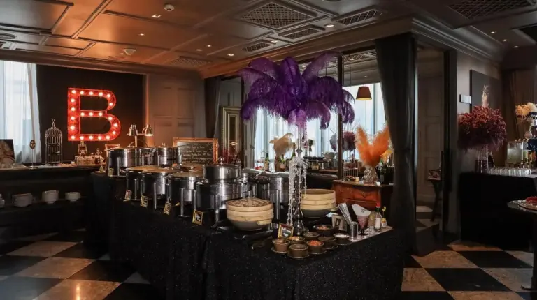 eine Schachtel mit HandtÃ¼chern und Weinflaschen auf einem Tisch im Hotel Muse Bangkok