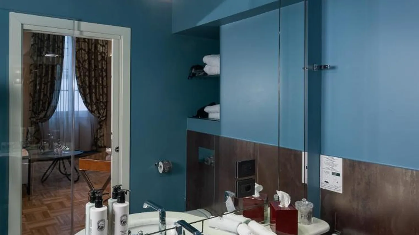una habitaciÃ³n con una cama grande y un balcÃ³n en Hotel Number Nine en Florencia