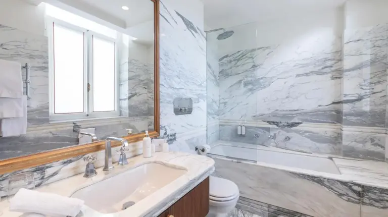 ein Badezimmer mit Waschbecken, Badewanne und Toilette im Hotel Regency - Small Luxury Hotels of the World in Florenz