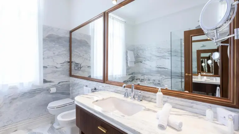 ein Badezimmer mit Waschbecken, Toilette und Spiegel im Hotel Regency - Small Luxury Hotels of the World in Florenz