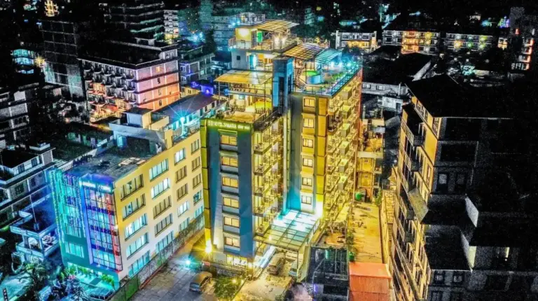 una vista aÃ©rea de una ciudad de noche en Hotel Shaara en Pokhara