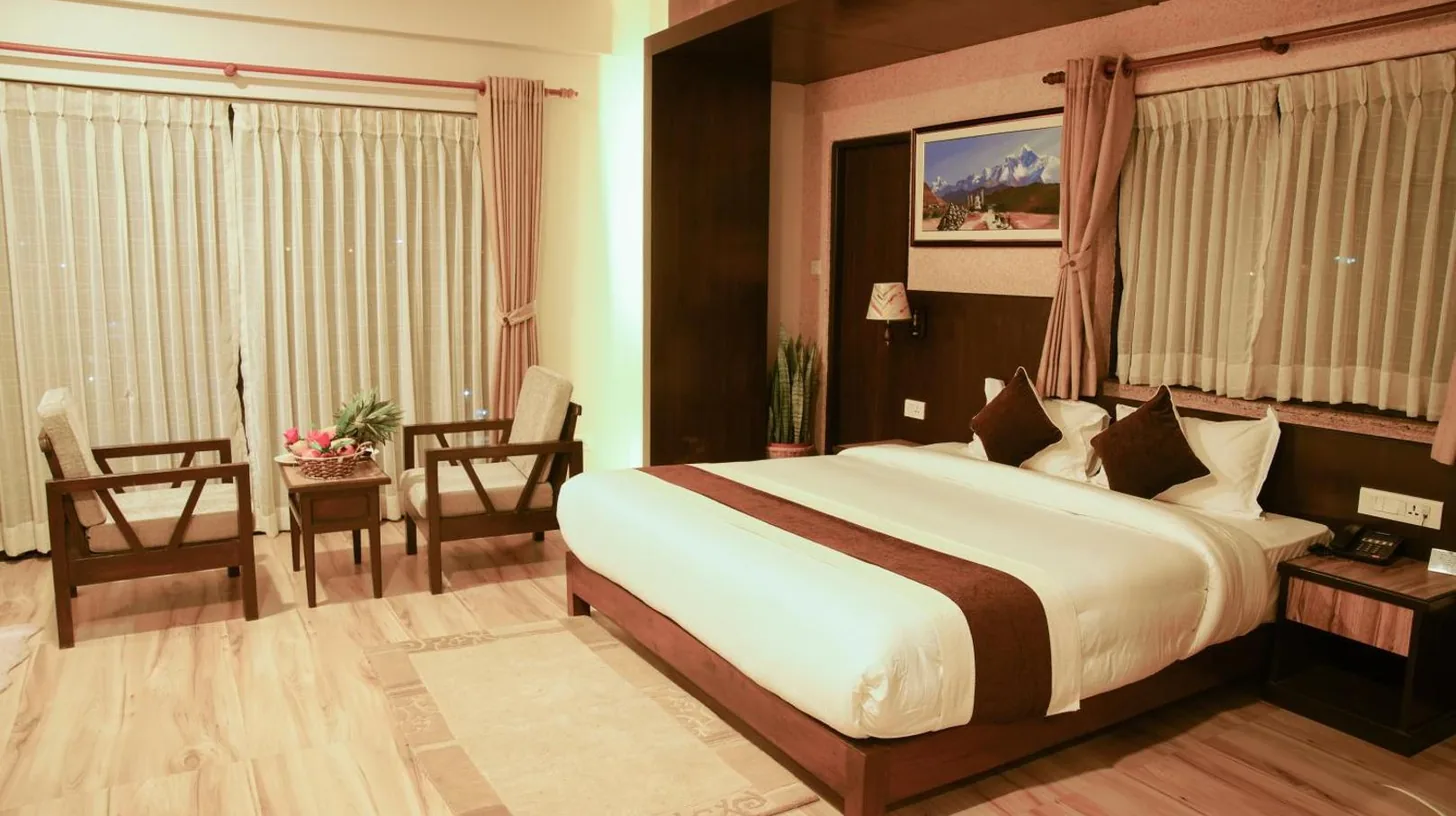 una habitaciÃ³n de hotel con una cama, un escritorio y una habitaciÃ³n en Hotel Shaara en Pokhara
