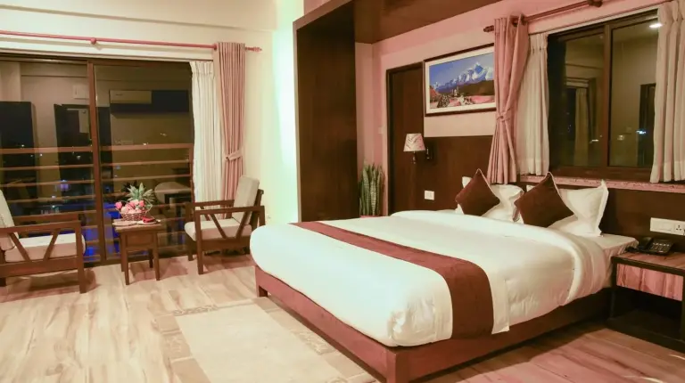 un baÃ±o con un inodoro y un lavabo en Hotel Shaara en Pokhara