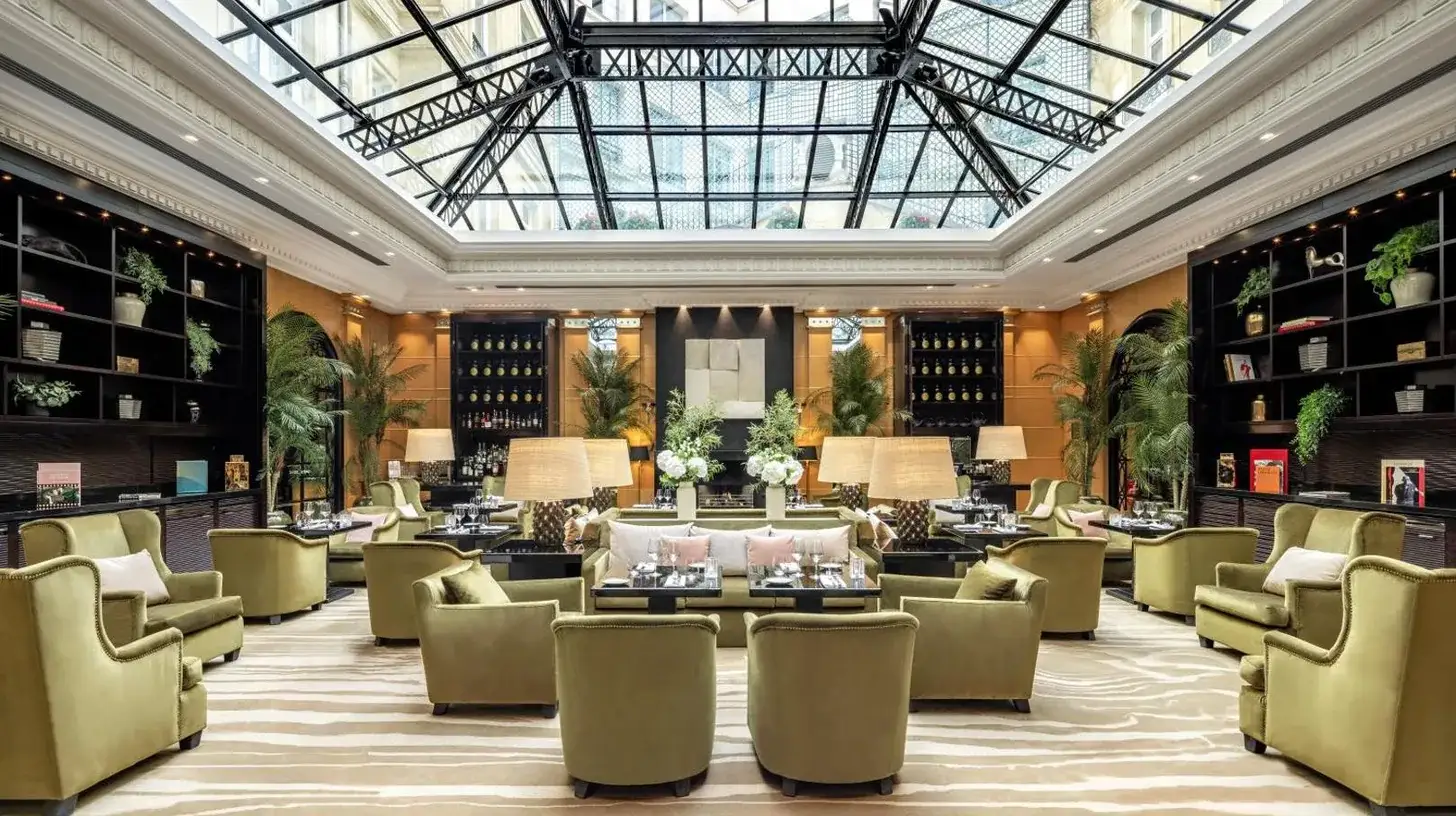 un vestÃ­bulo de un hotel con sillas y mesas en Hyatt Paris Madeleine en ParÃ­s