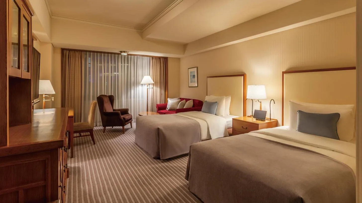 drei Flaschen Alkohol auf einem Tisch im Imperial Hotel Tokyo in Tokio
