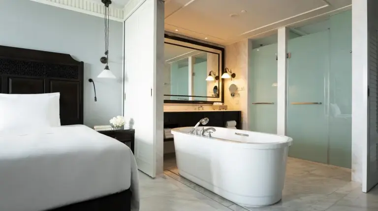 une chambre avec un lit et une baignoire à côté d'un lit sidx sidx sidx à InterContinental Hua Hin Resort by IHG à Hua Hin