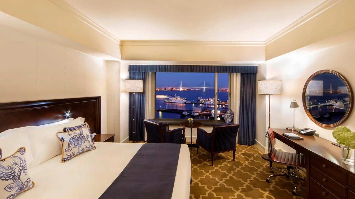 ein Hotelzimmer mit einem Bett und einem Schreibtisch und einem Fenster im InterContinental Yokohama Grand by IHG in Yokohama