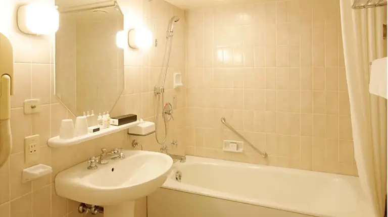 ein Badezimmer mit einem Waschbecken und einer Toilette und einer Badewanne im InterContinental Yokohama Grand by IHG in Yokohama