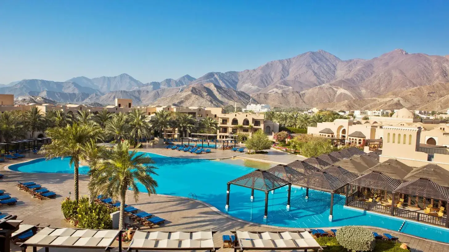 vue aÃ©rienne d'un resort avec des montagnes en arriÃ¨re-plan au JAZ Miramar Al Aqah Ã  Al Aqah