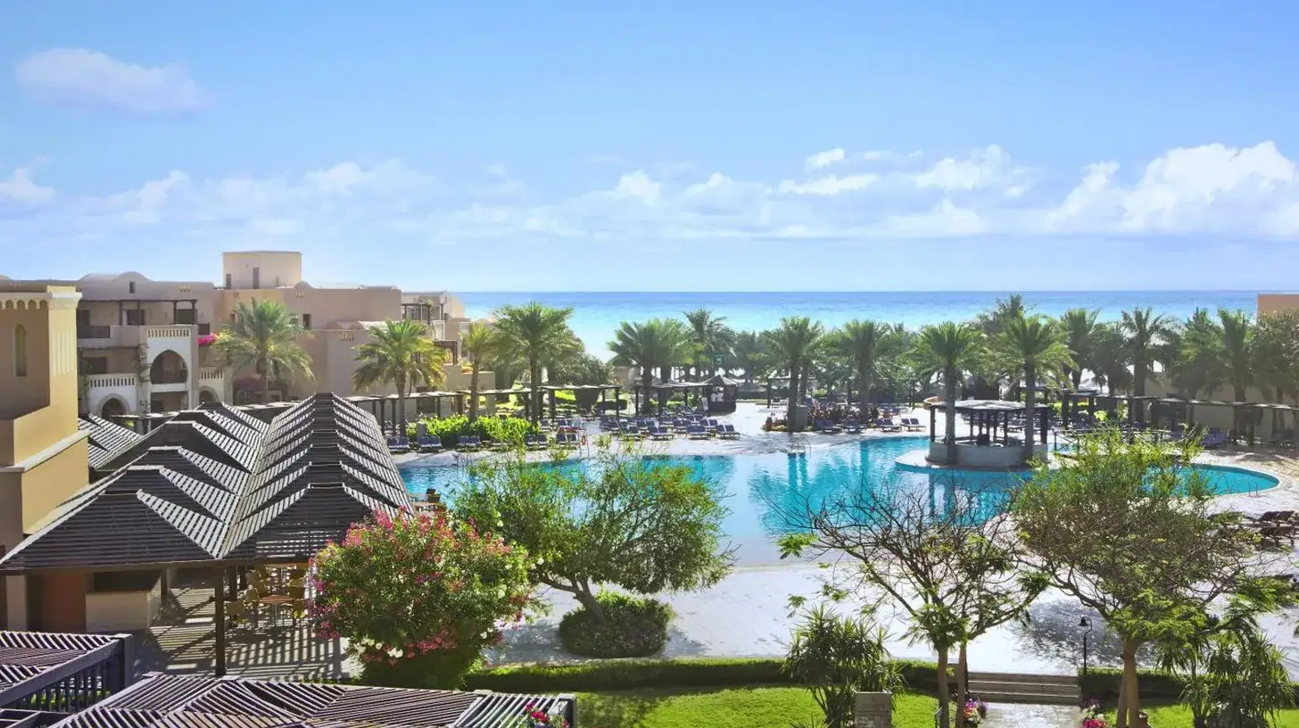 vue aÃ©rienne d'un resort avec une piscine au JAZ Miramar Al Aqah Ã  Al Aqah