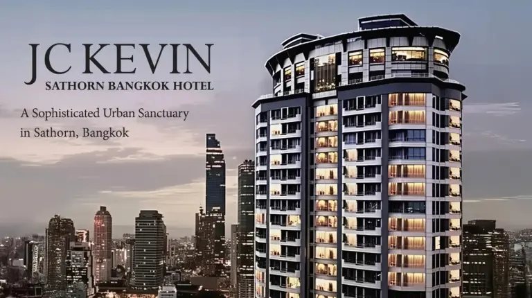 ein Poster eines hohen GebÃ¤udes in einer Stadt im JC Kevin Sathorn Bangkok Hotel in Bangkok