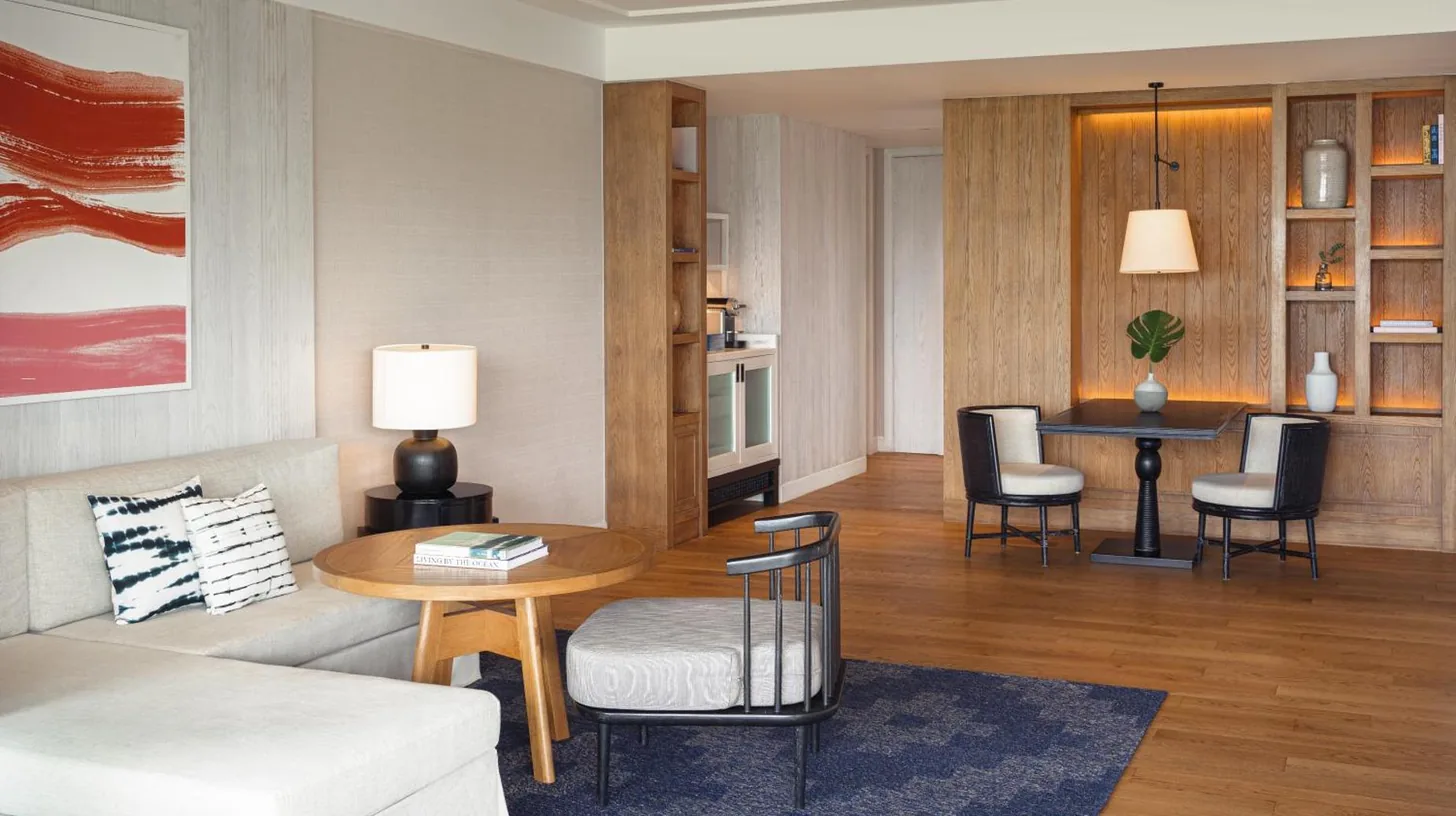ein Wohnzimmer mit einem Sofa und einem Tisch im Kimpton Kitalay Samui by IHG am Choeng Mon Beach