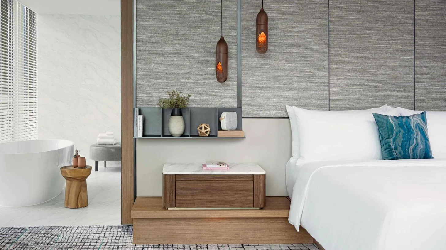un dormitorio con una cama blanca y una baÃ±era en Kimpton Maa-Lai Bangkok by IHG en Bangkok