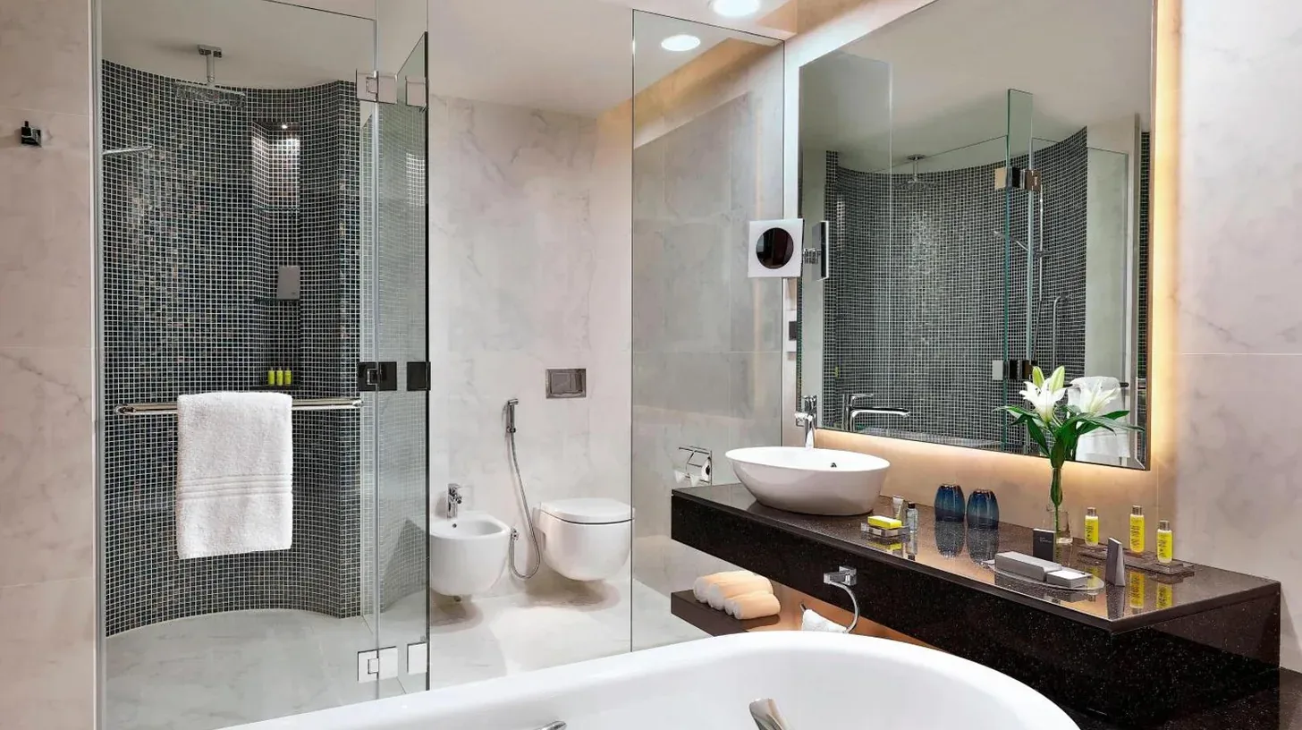 una habitaciÃ³n de hotel con dos camas y un baÃ±o en el Marriott Hotel Al Forsan