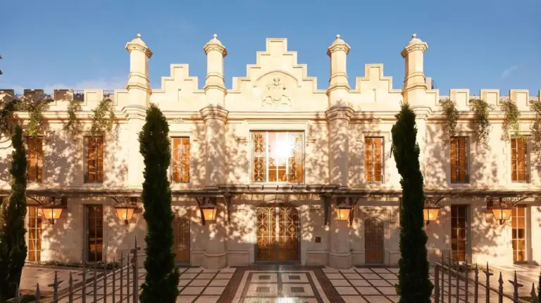 un grand bâtiment avec des arbres devant au Mondrian Bordeaux Les Carmes à Bordeaux