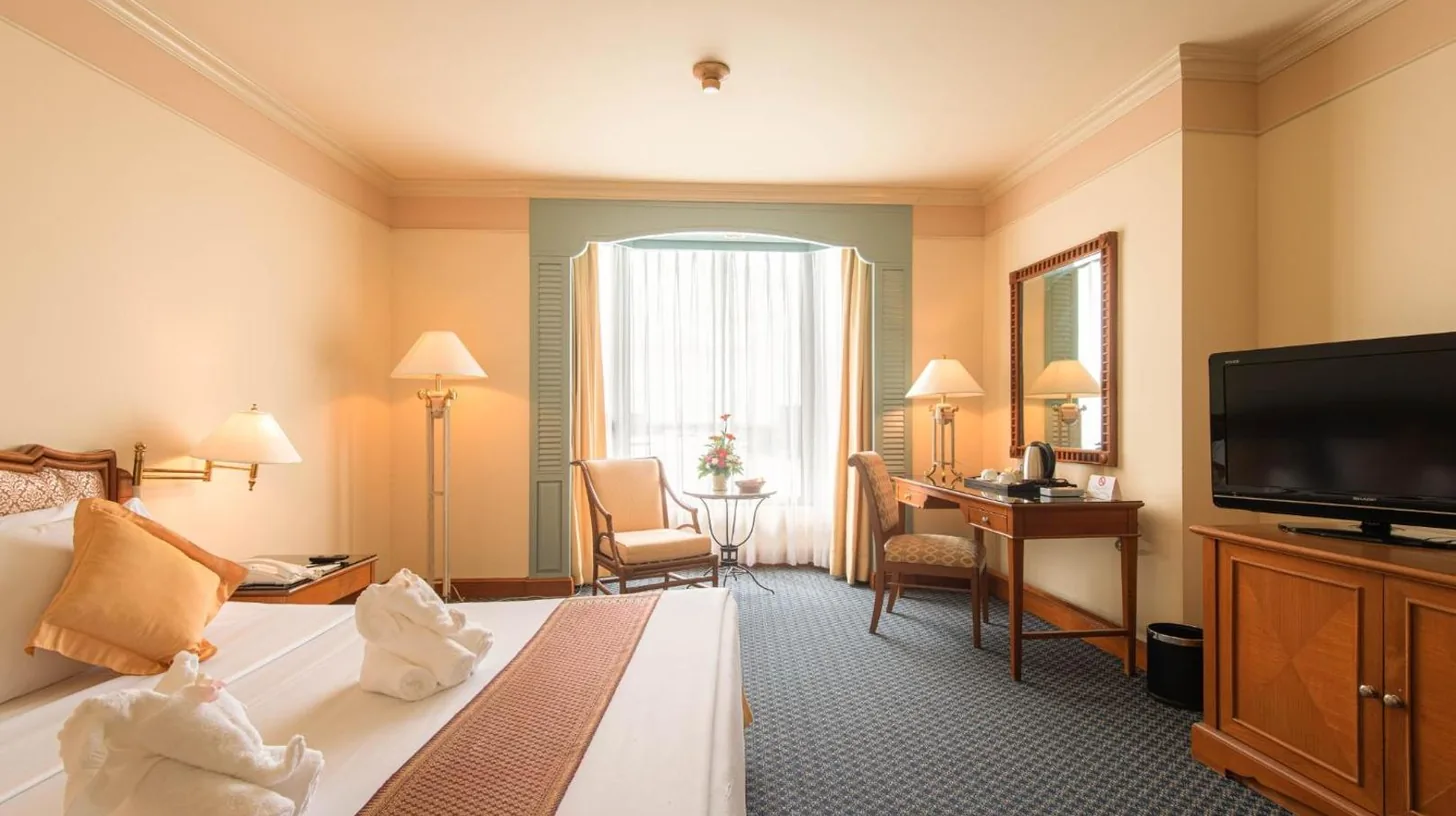 una habitaciÃ³n de hotel con cama y televisiÃ³n en Montien Riverside Hotel Bangkok en Bangkok