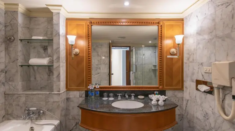 un baÃ±o con lavabo y espejo en Montien Riverside Hotel Bangkok en Bangkok