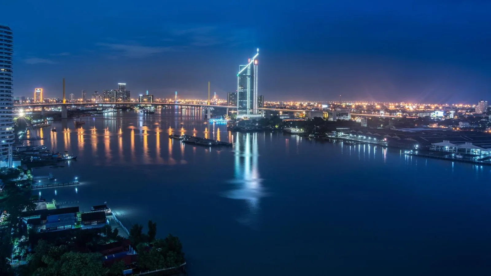 Vista nocturna de Montien Riverside Hotel Bangkok con vistas al rÃ­o