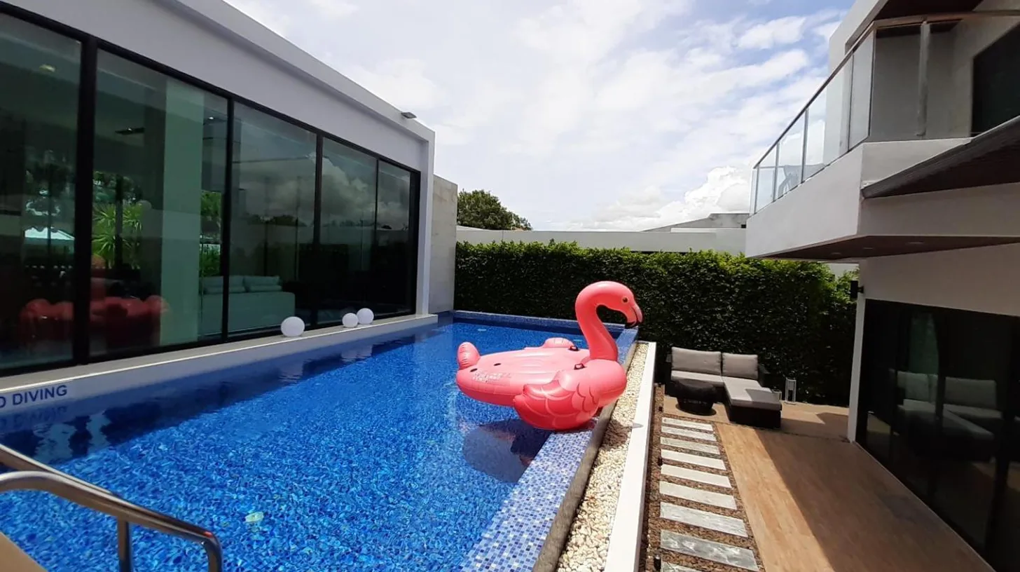 una habitaciÃ³n de hotel con cama y sofÃ¡ en Movenpick Pool villa by Angkana en Na Jomtien