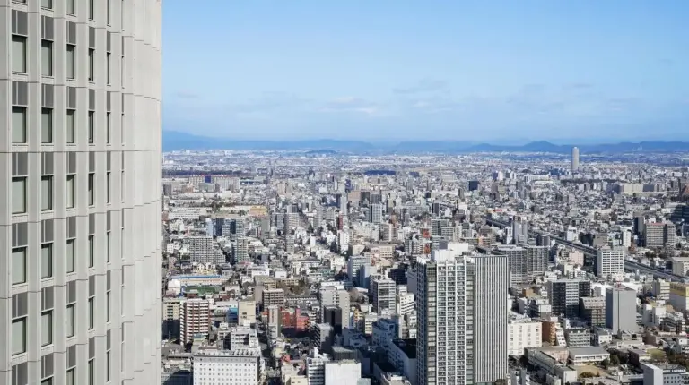 una vista aérea de una ciudad con un edificio alto en Nagoya Marriott Associa Hotel en Nagoya