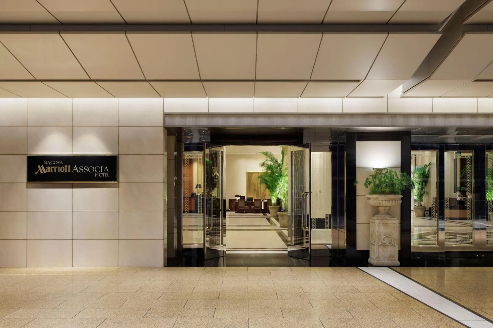 Entrada del Nagoya Marriott Associa Hotel que muestra un diseÃ±o elegante