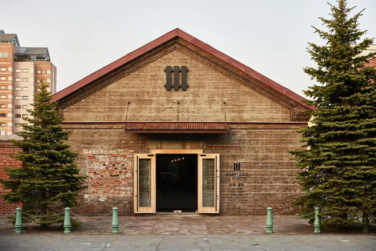 AuÃenansicht von NIPPONIA HOTEL Hakodate Port Town, die ihren einzigartigen Architekturstil zeigt