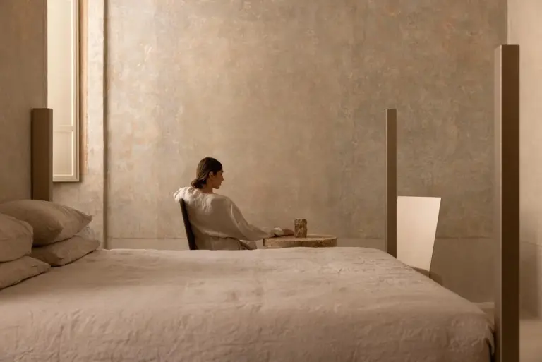 HabitaciÃ³n del Nomos Hotel con diseÃ±o minimalista y tonos cÃ¡lidos