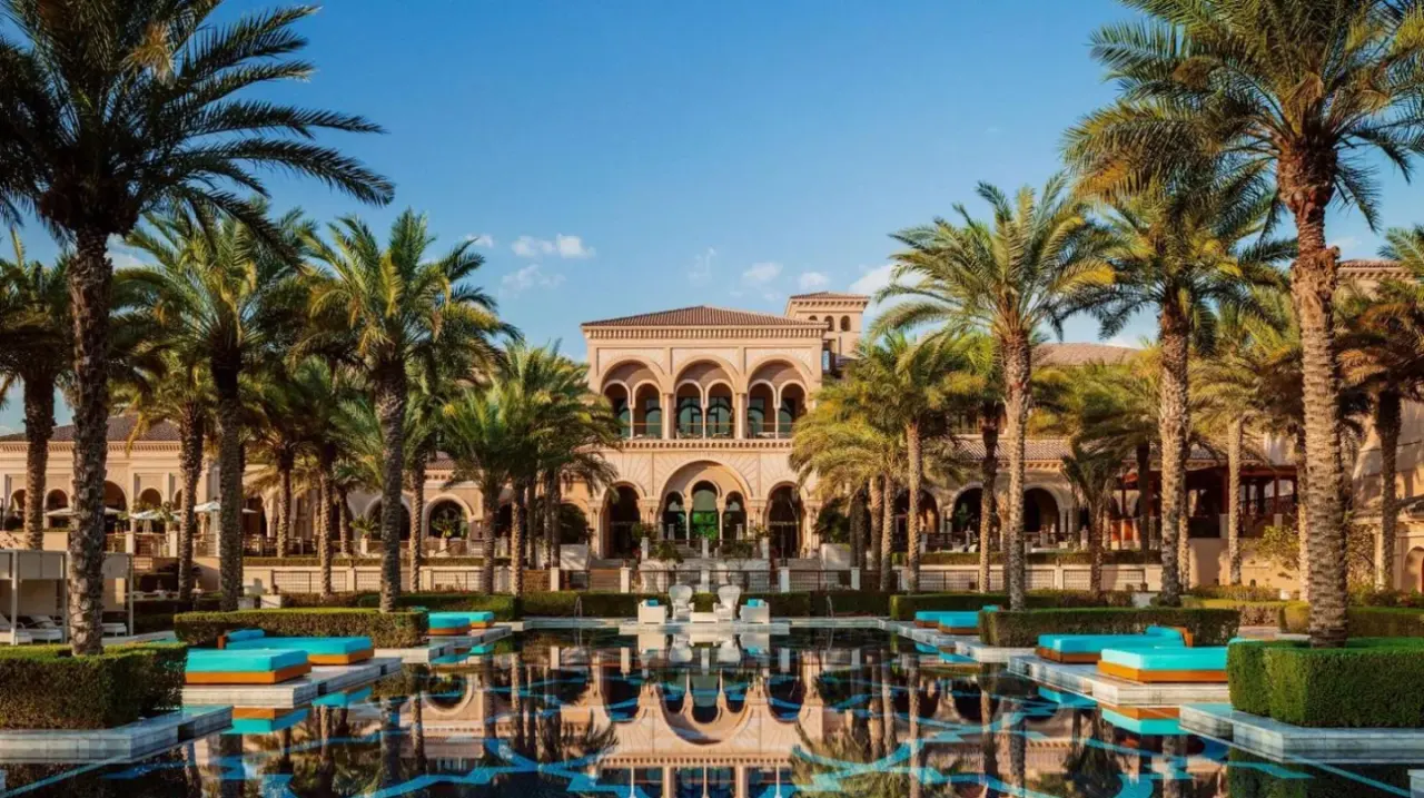 un resort con palmeras frente a un edificio en One&Only The Palm Dubai en DubÃ¡i