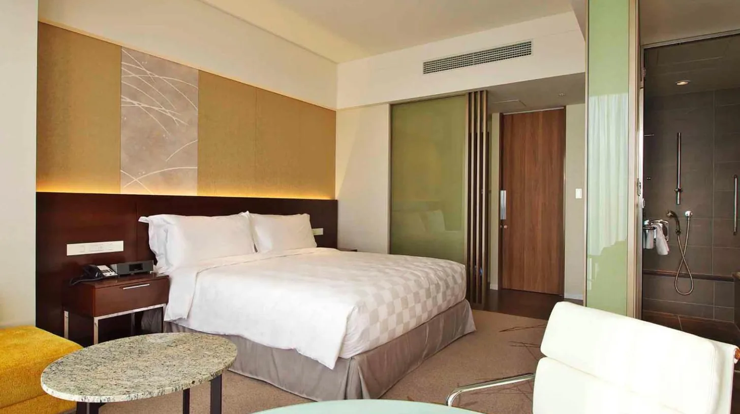 une salle de bain avec un lavabo et une douche à l'Osaka Marriott Miyako Hotel à Osaka