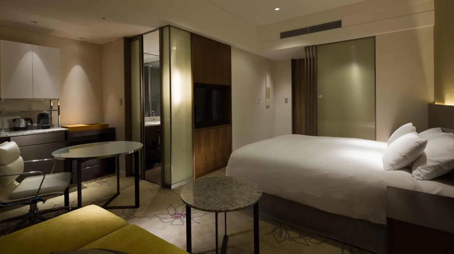 une chambre d'hôtel avec deux lits et une télévision à l'Osaka Marriott Miyako Hotel à Osaka