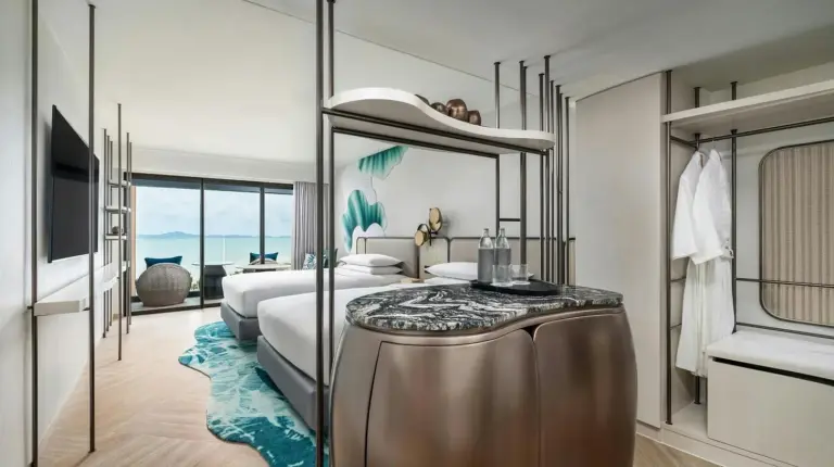 ein Hotelzimmer mit einem Bett und einem Schlafzimmer mit Aussicht im Pattaya Marriott Resort and Spa am Jomtien Beach