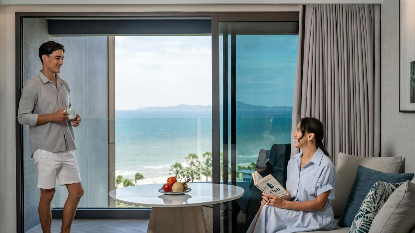 ein Mann und eine Frau, die in einem Wohnzimmer stehen, im Pattaya Marriott Resort and Spa am Jomtien Beach