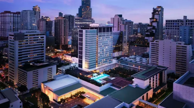 une vue sur la skyline de la ville la nuit au Pullman Bangkok King Power Ã  Bangkok