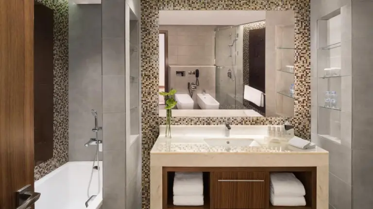 un dormitorio con una cama blanca y una gran ventana en Radisson Blu Hotel