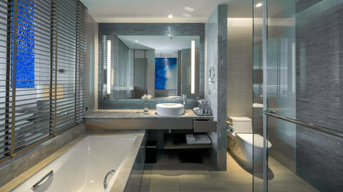 ein Badezimmer mit Badewanne, Waschbecken und Toilette im Renaissance Pattaya Resort & Spa in Na Jomtien