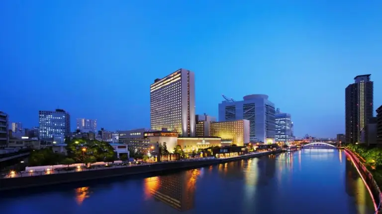 ein Fluss in einer Stadt bei Nacht mit hohen GebÃ¤uden im RIHGA Royal Hotel Osaka